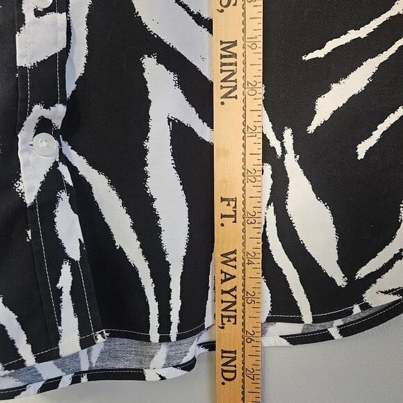 Chico's Button Down Top Size 6 Black White Zebra Minimalist Professional Stretch - Picture 8 of 9